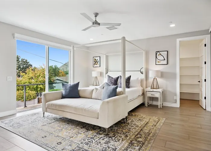 Lavish Luxuries In Old Town Holiday home